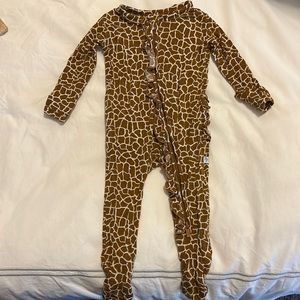 Posh Peanut giraffe print footie